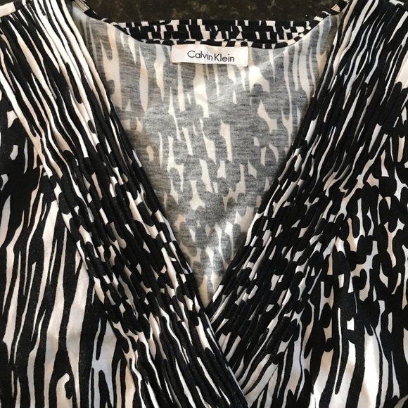 Calvin Klein Short Sleeve Top ⭐️SALE 3/$20⭐️ - Picture 3 of 4